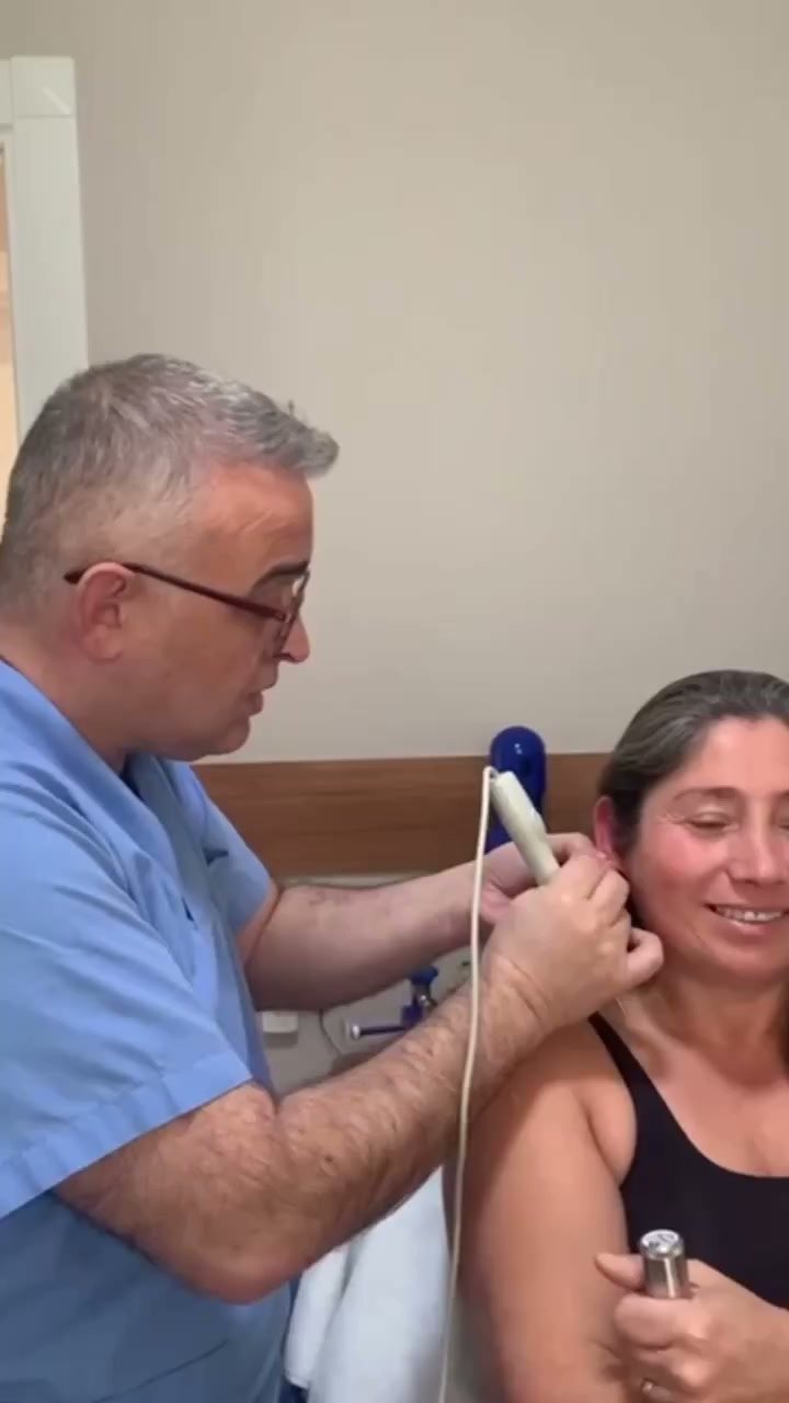 Doç. Dr. Cüneyt Tamam kulak akupunkturu uygularken